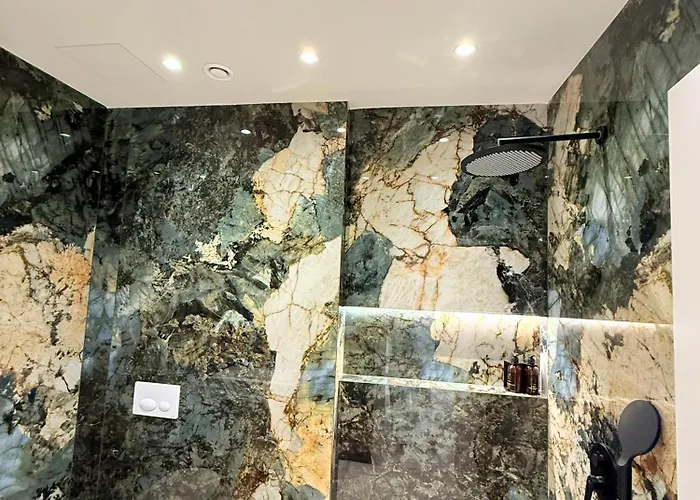 公寓 Luxury In The Vertical Forest Building 地拉那